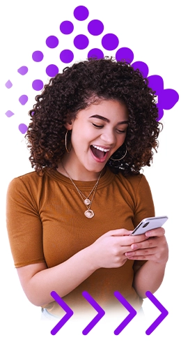Mulher sorridente olhando celular.