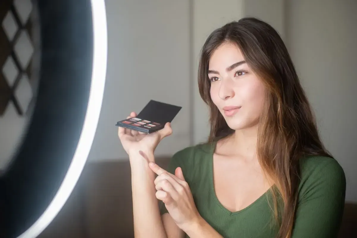 Apresentadora mostrando um produto ao vivo diante do ring light